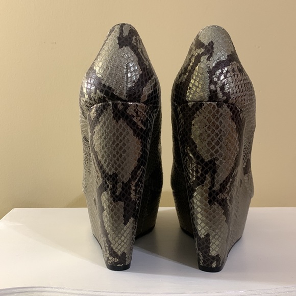 👠 Carlos by Carlos Santana snake
print wedges👠 - Picture 3 of 7